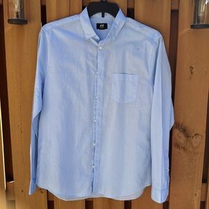 H&M Relaxed fit, button down, long sleeve shirt. Use measurements for si…